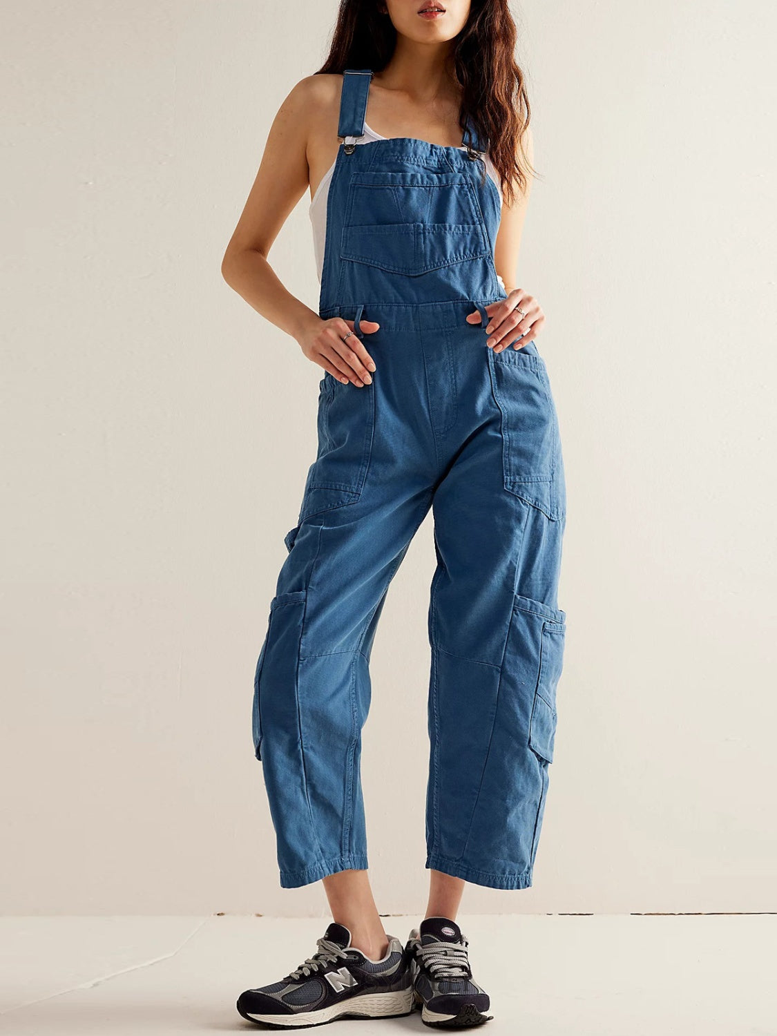 Jeans-Overall mit breiten Trägern und Taschen