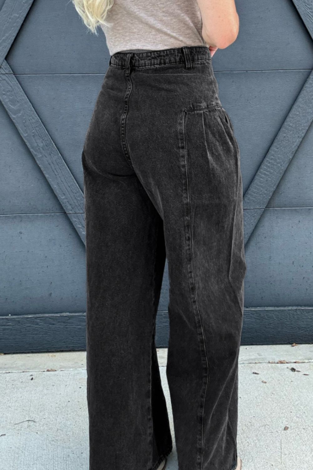 Jeans mit hohem Bund und weitem Bein und Taschen