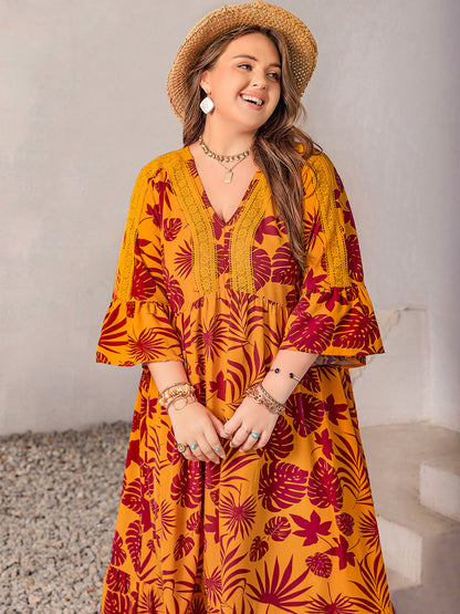 Maxikleid mit V-Ausschnitt und Spitzendetail in Übergröße