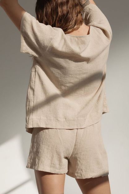 Set aus kariertem, gebundenem Kurzarm-Oberteil mit U-Ausschnitt und Shorts mit Kordelzug