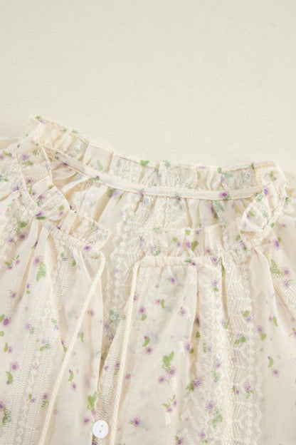 Langärmlige Bluse mit Rüschen und Spitzendetail und Schleife am Hals