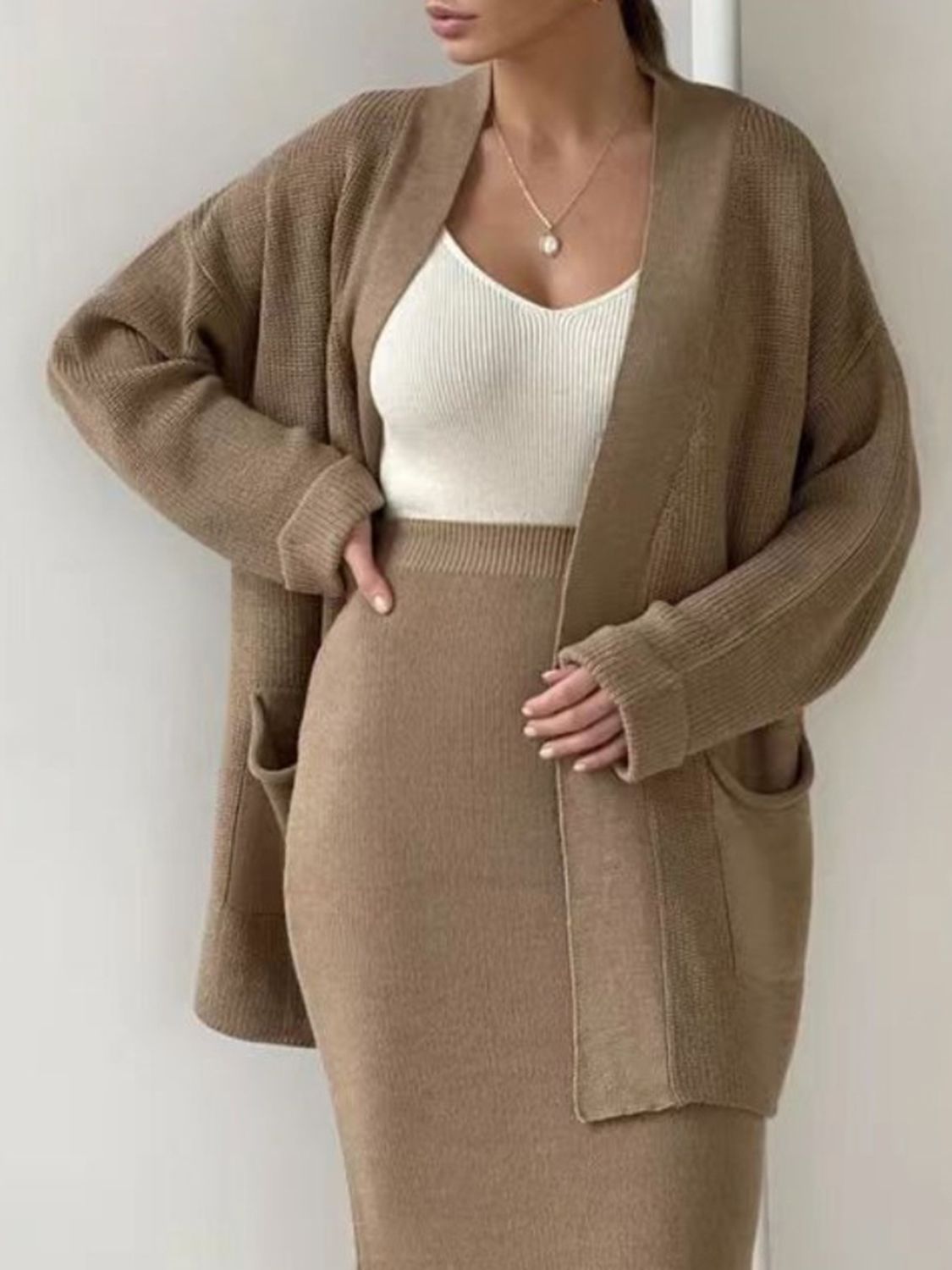 Set aus langärmliger Strickjacke mit Taschen und Rockpullover