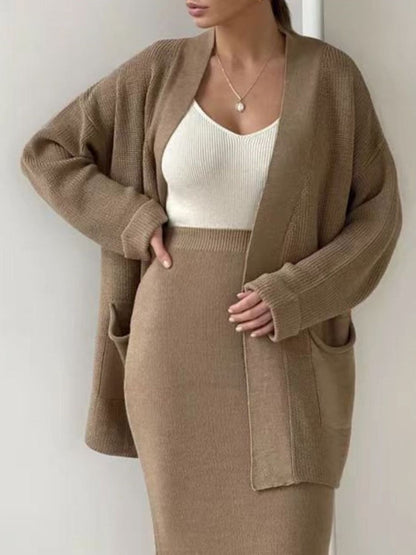 Set aus langärmliger Strickjacke mit Taschen und Rockpullover