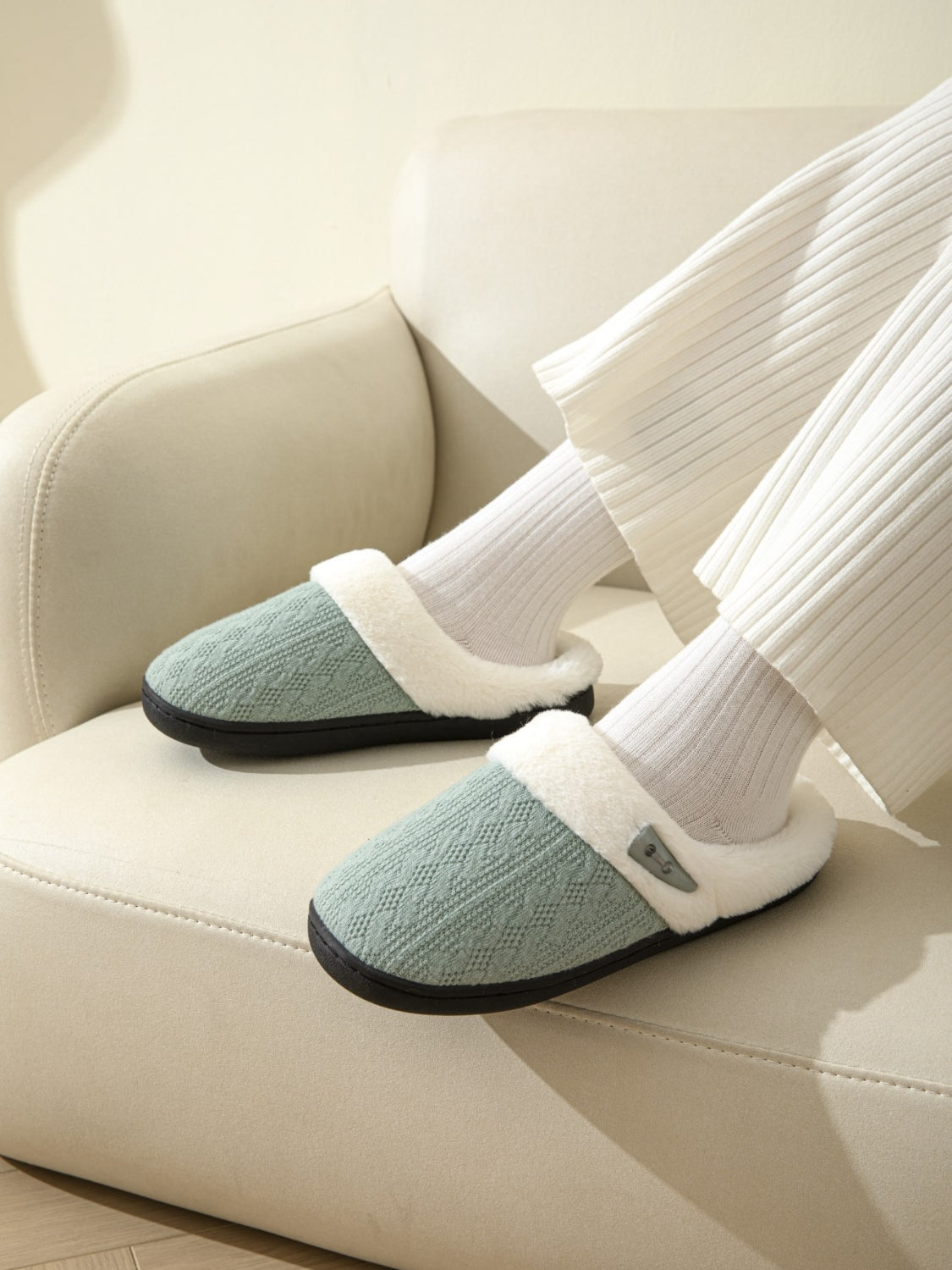 Flache Hausschuhe mit Hornschnalle und pelziger Textur