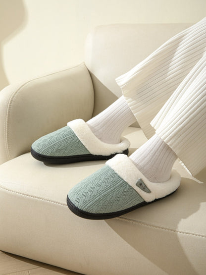 Flache Hausschuhe mit Hornschnalle und pelziger Textur