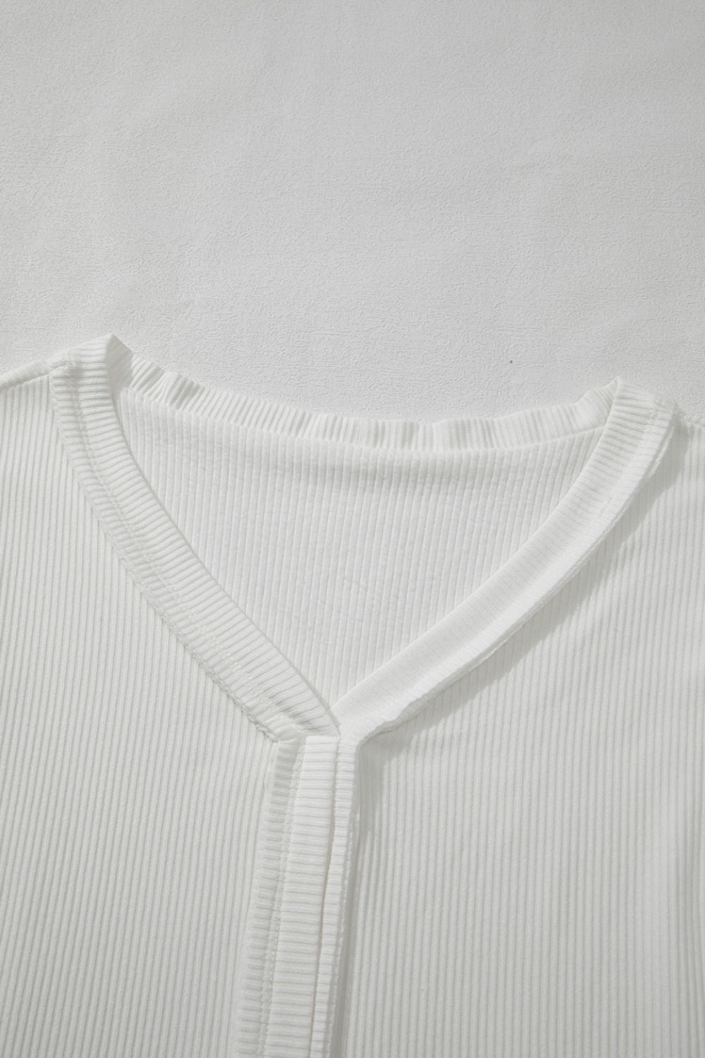 Geripptes Oberteil mit Spitzendetail und langen Ärmeln