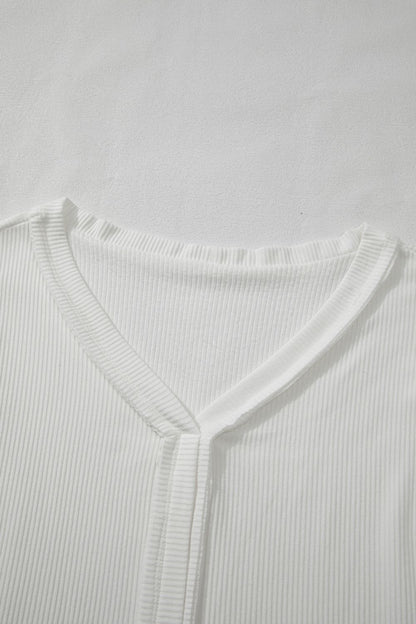 Geripptes Oberteil mit Spitzendetail und langen Ärmeln