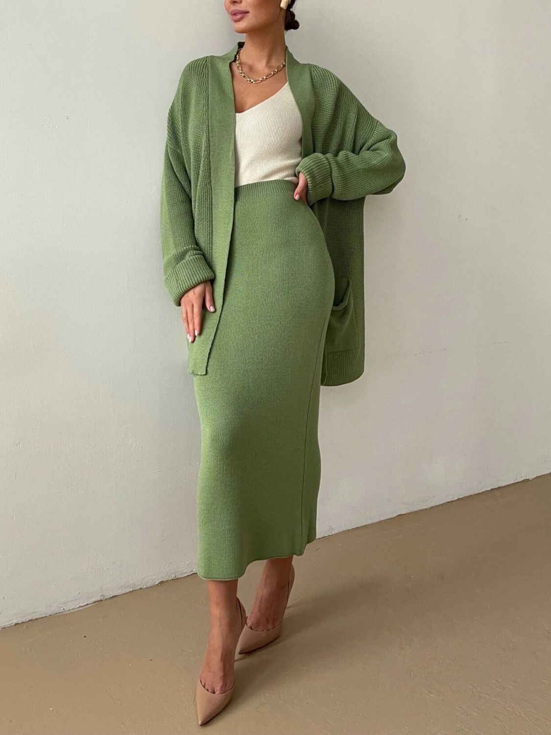 Set aus langärmliger Strickjacke mit Taschen und Rockpullover