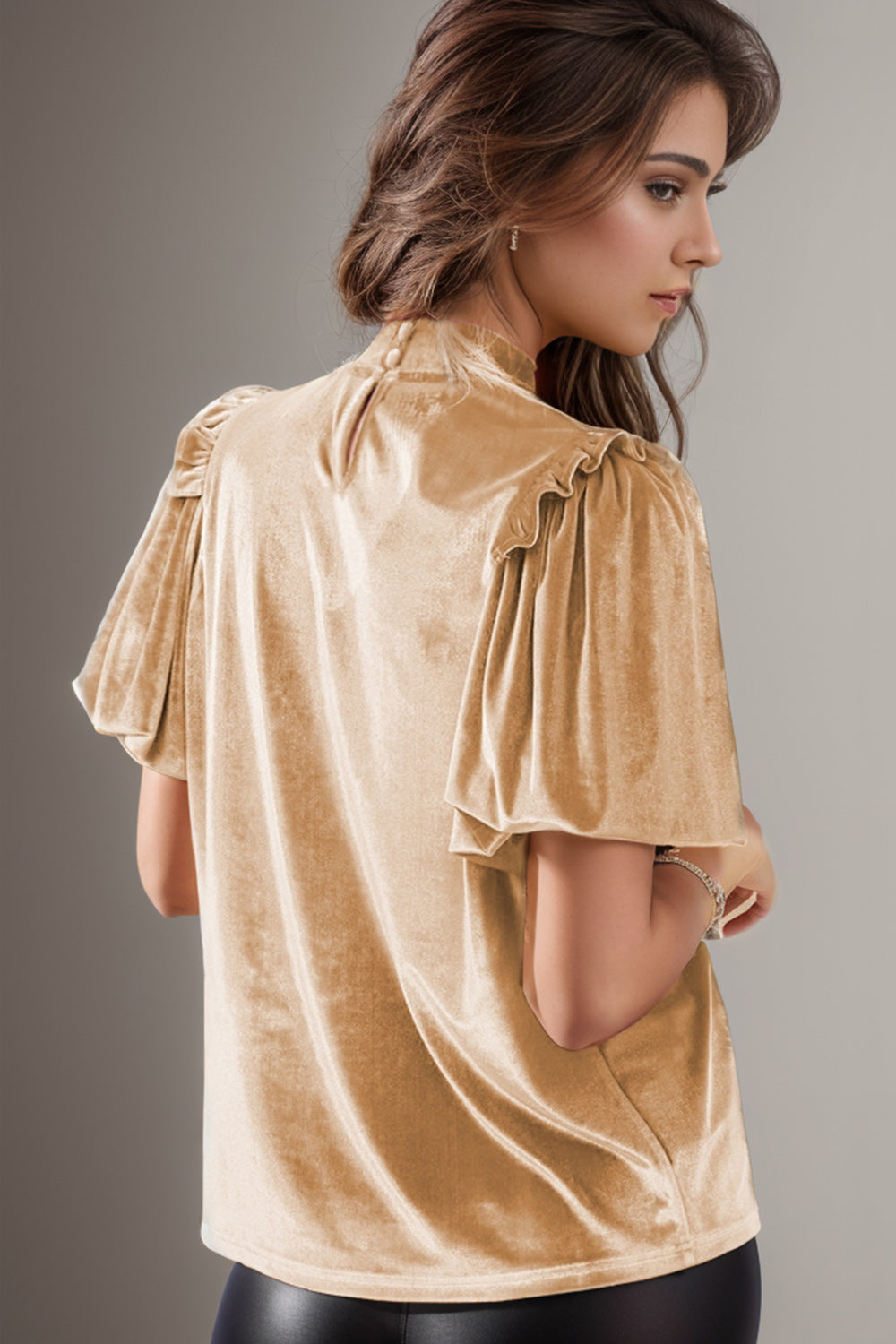 Kurzärmlige Bluse mit Stehkragen und Rüschen