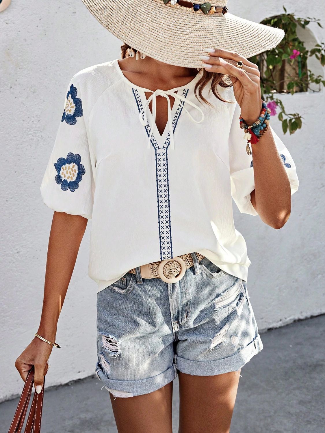 Bestickte Bluse mit Puffärmeln und Schleife am Hals