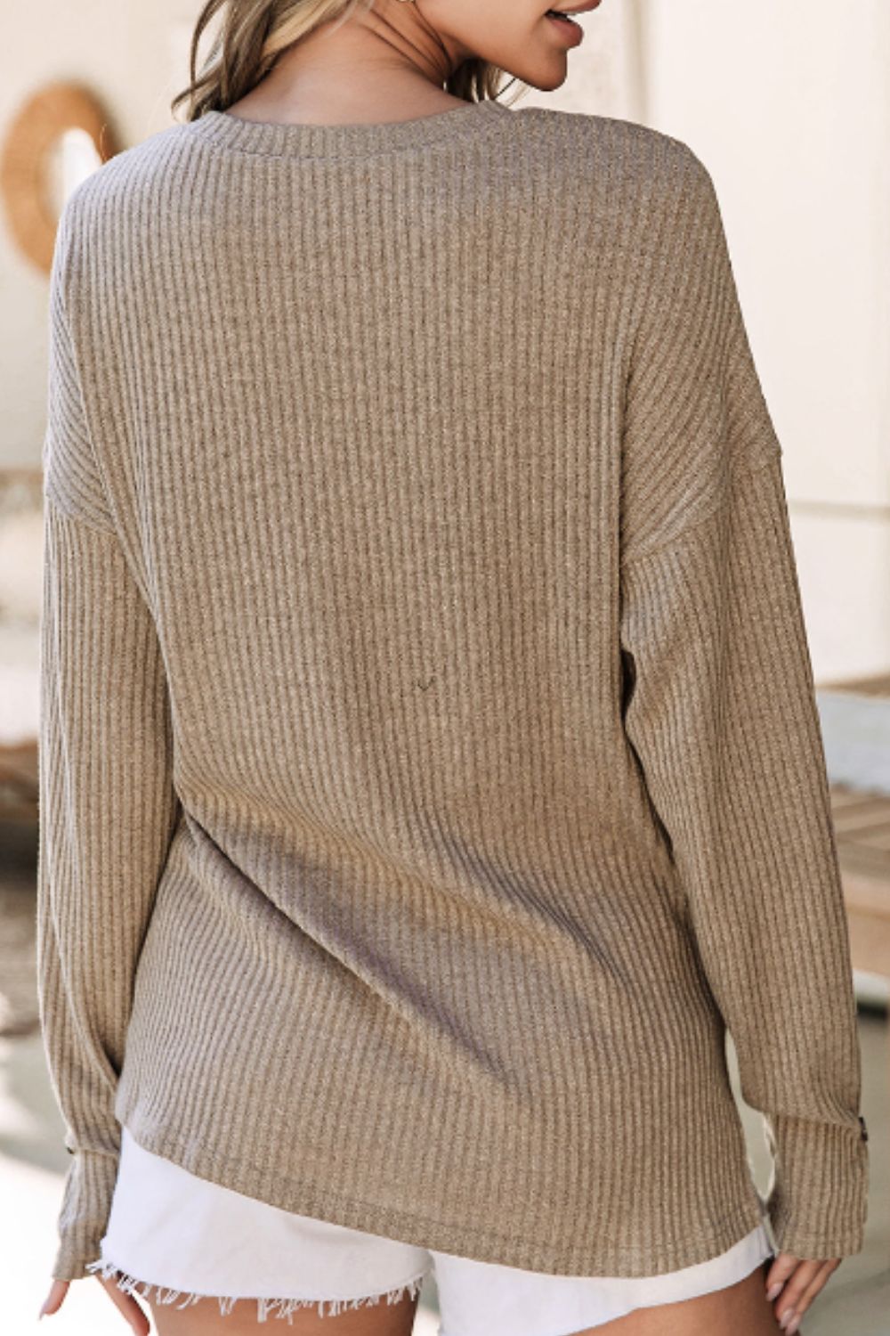 Strickoberteil mit Viertelknopfleiste, Rundhalsausschnitt und überschnittener Schulter