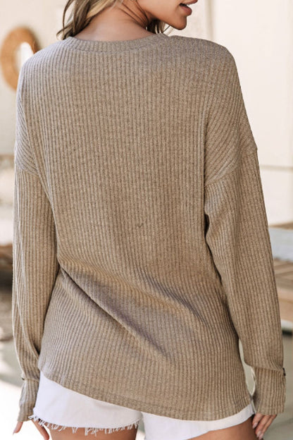 Strickoberteil mit Viertelknopfleiste, Rundhalsausschnitt und überschnittener Schulter