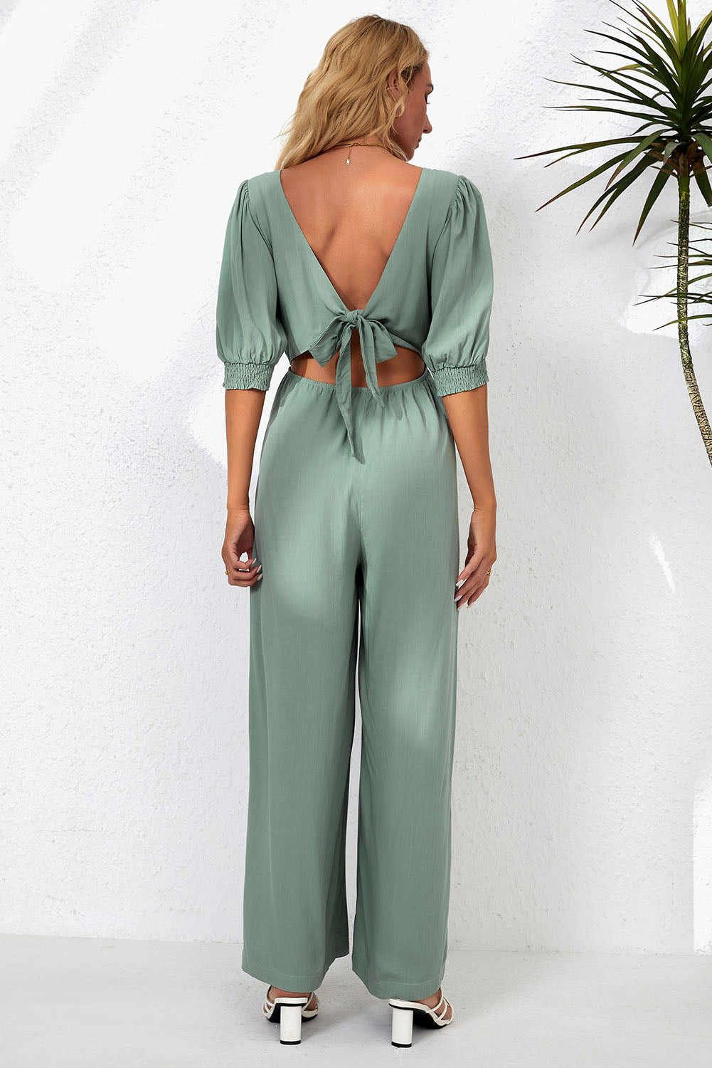 Jumpsuit mit V-Ausschnitt und halblangen Ärmeln