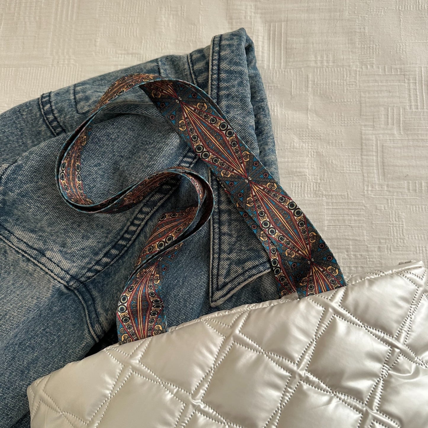 Gesteppte Handtasche aus PU-Leder mit bedrucktem Riemen