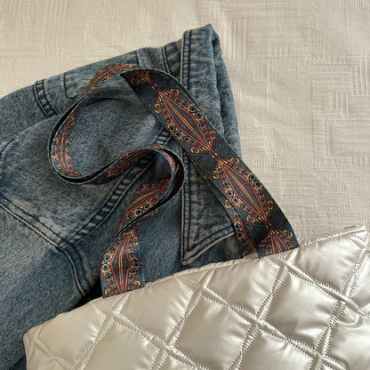 Gesteppte Handtasche aus PU-Leder mit bedrucktem Riemen