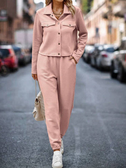 Set aus Oberteil und Hose mit Druckknopfleiste und karierter Textur