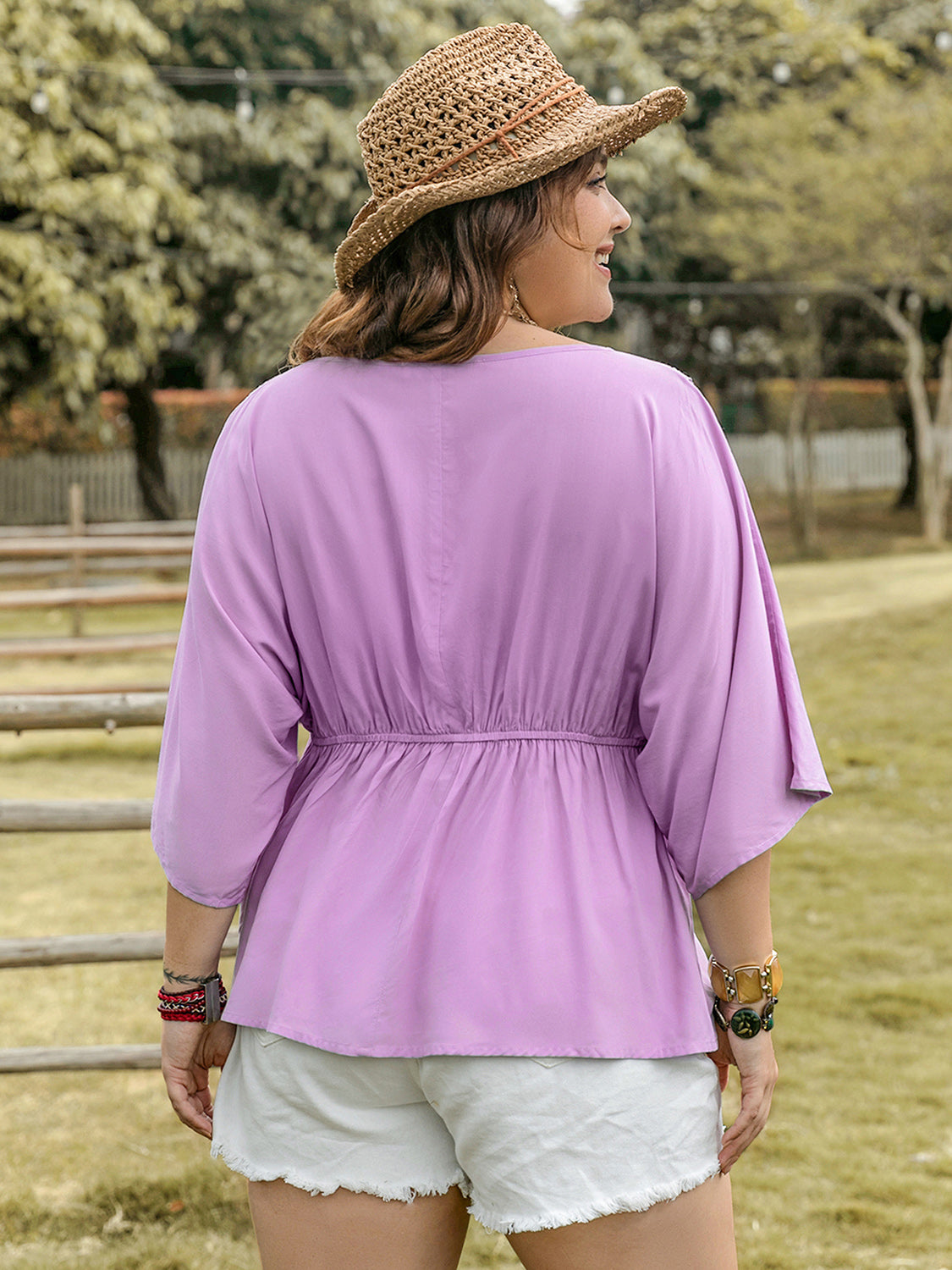Bluse mit Rundhalsausschnitt, Dreiviertelärmeln und Spitzendetail in Übergröße