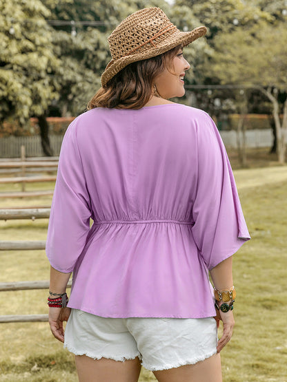 Bluse mit Rundhalsausschnitt, Dreiviertelärmeln und Spitzendetail in Übergröße