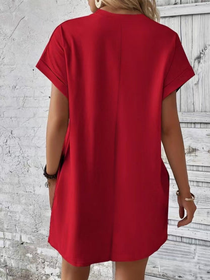 Kleid mit Rundhalsausschnitt und Taschen, kurzärmelig