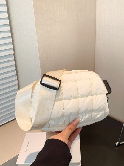 Umhängetasche mit verstellbarem Riemen und Blasenstruktur