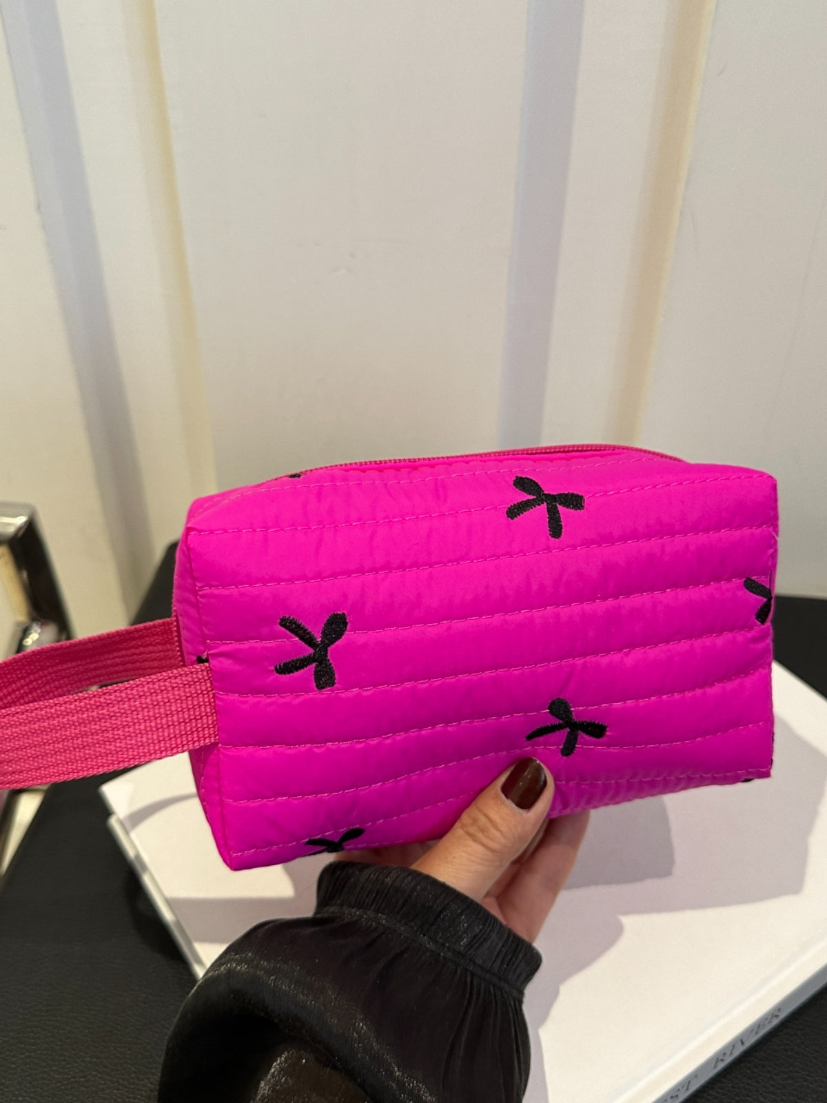 Armband mit kontrastierender Textur und Schleife