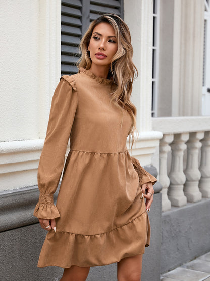 Langärmliges Kleid mit Stehkragen und Rüschen