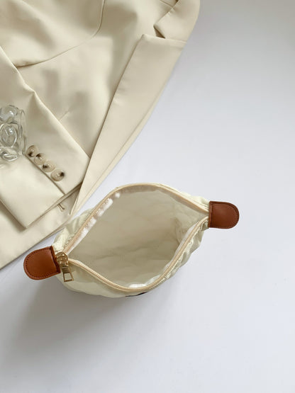 Solide gesteppte Clutch mit Reißverschluss