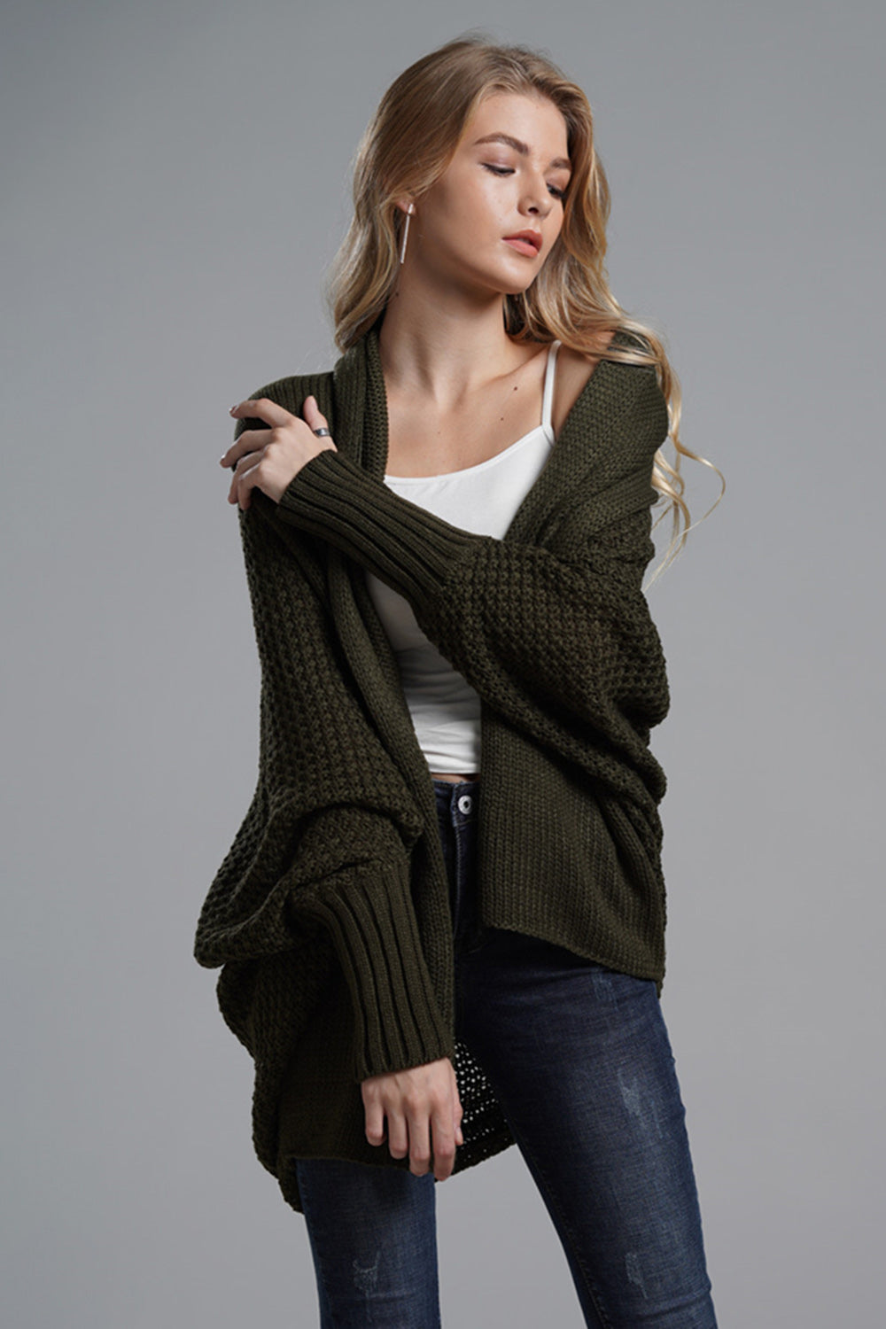 Strickjacke mit offenen Fledermausärmeln vorne