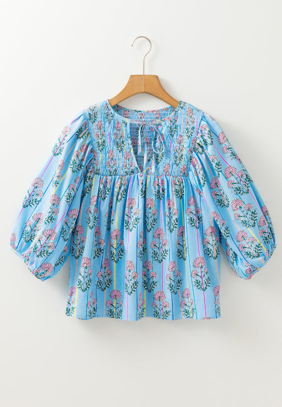 Bluse mit gesmoktem Blumenmuster und Schleife am Hals
