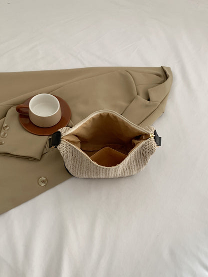 Schultertasche aus geflochtenem Stroh mit verstellbarem Riemen