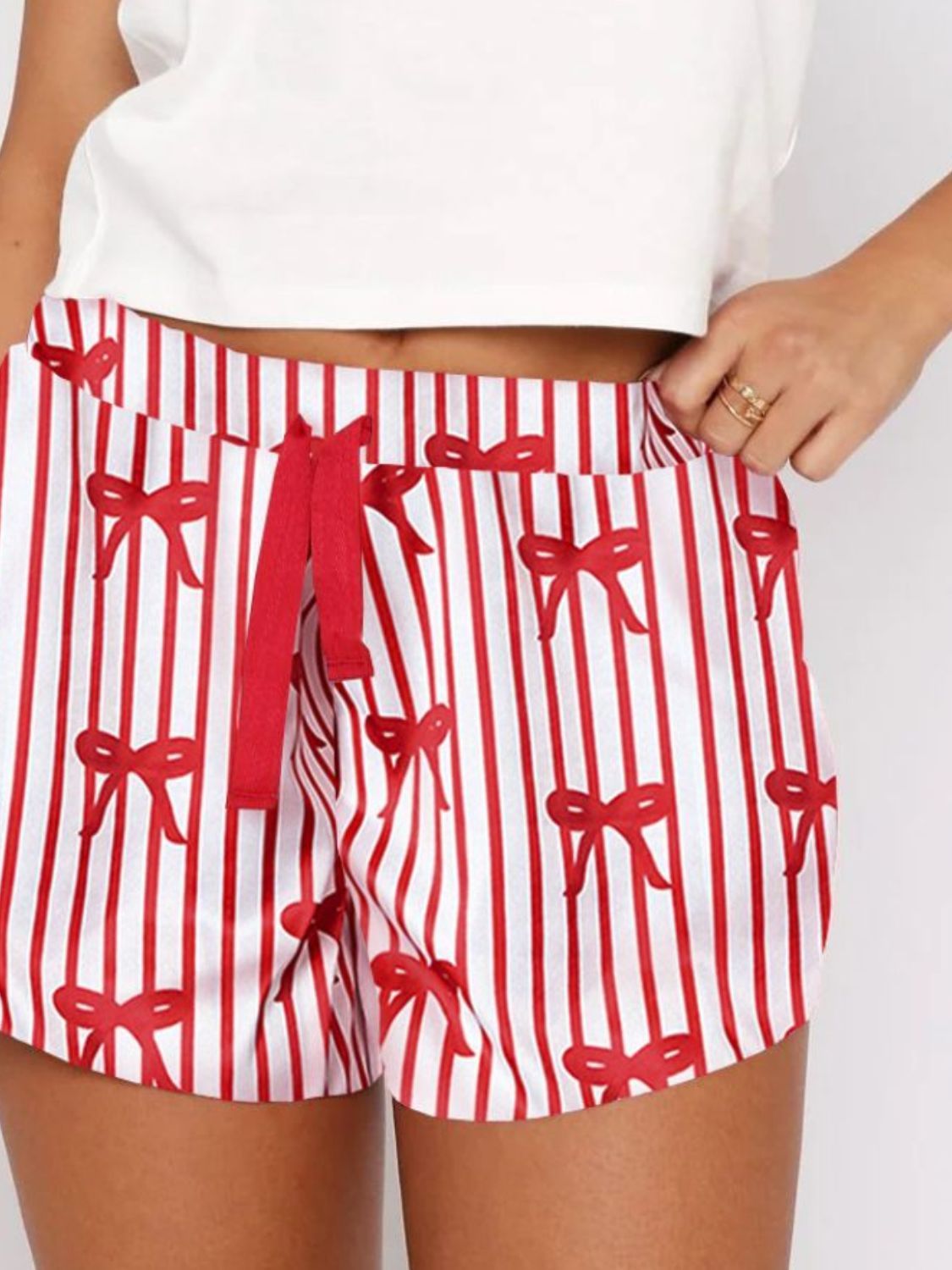 Set aus bedrucktem Kurzarm-Oberteil mit Rundhalsausschnitt und Shorts mit Kordelzug