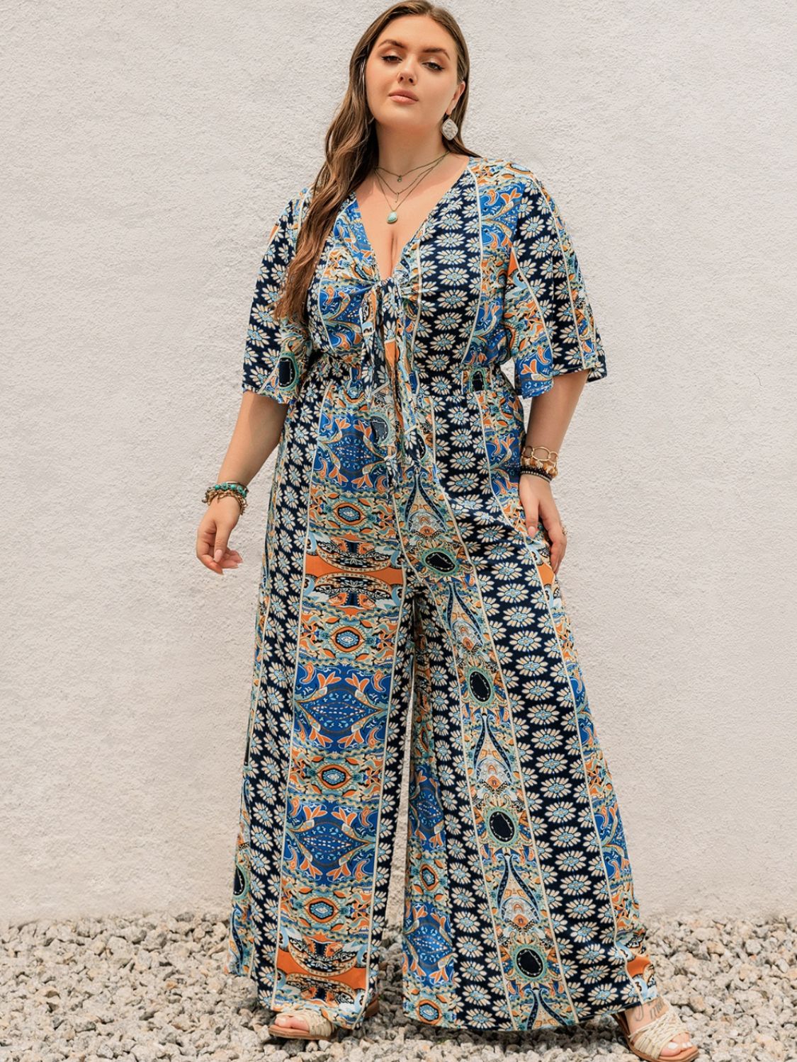 Bedruckter Jumpsuit mit halblangen Ärmeln und weitem Bein in Übergröße