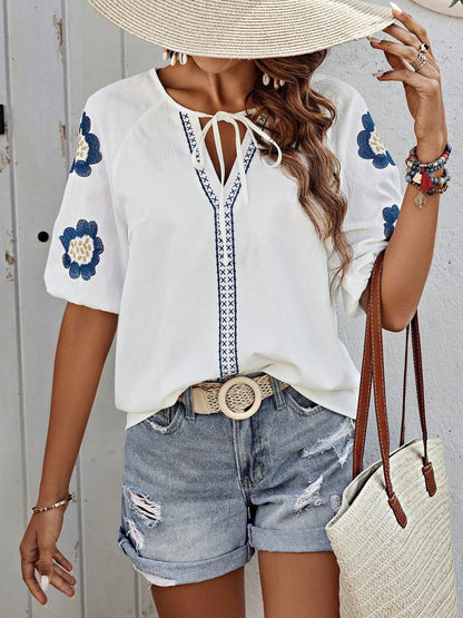 Bestickte Bluse mit Puffärmeln und Schleife am Hals
