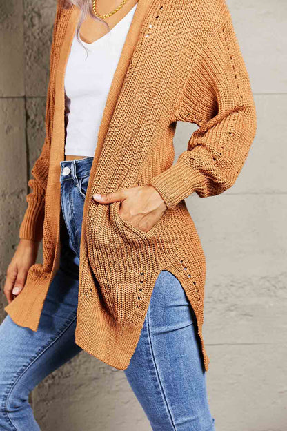 Gewebte, rechts durchbrochene Rippstrick-Strickjacke mit Schlitz