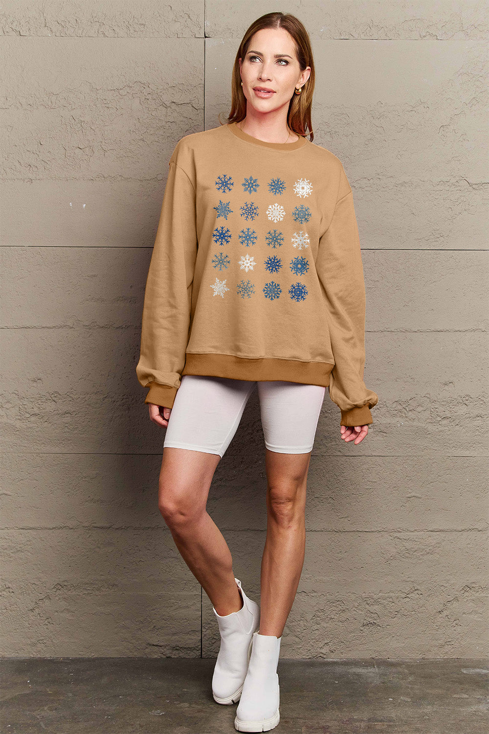 Simply Love – Sweatshirt mit Rundhalsausschnitt und Schneeflocken in voller Größe