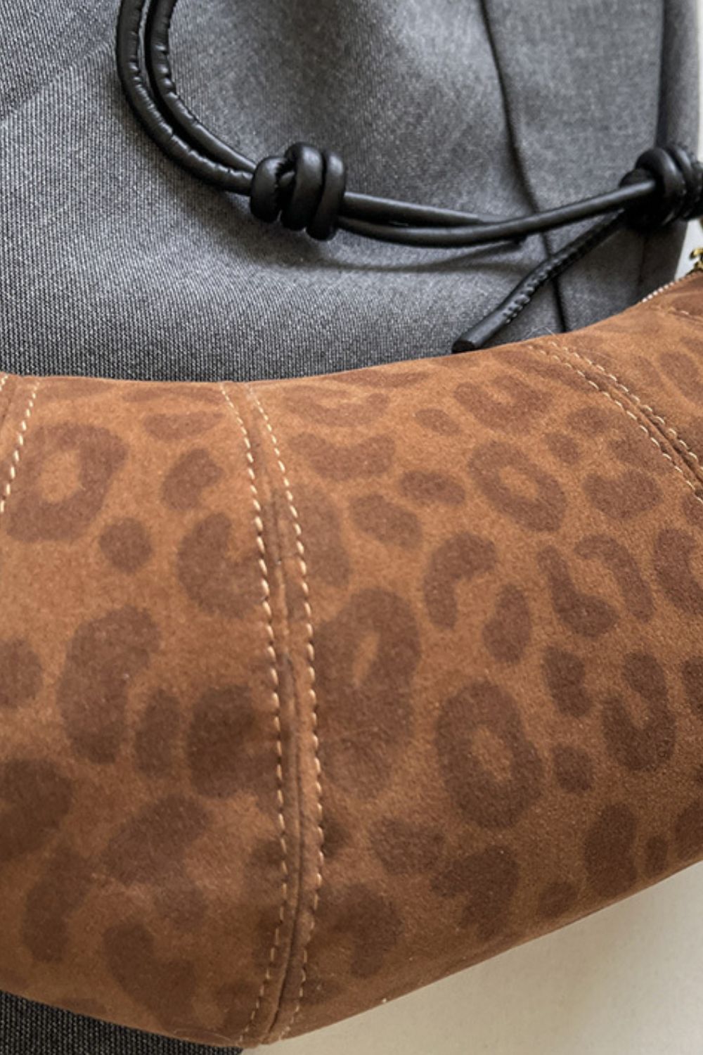 Umhängetasche aus Wildleder mit PU-Lederriemen