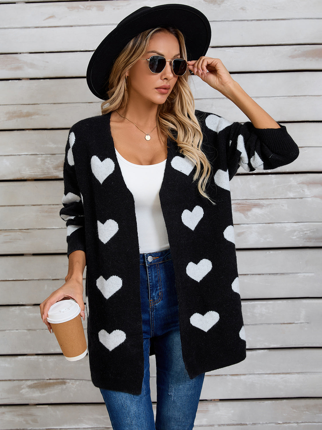 Langärmlige Strickjacke mit Engelsflügeln und Herzmuster, vorne offen