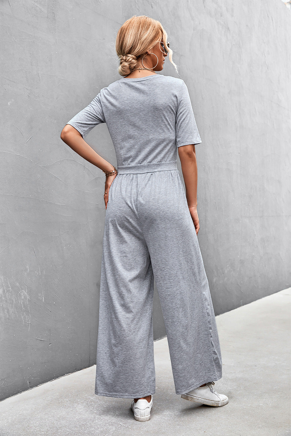 Jumpsuit mit U-Ausschnitt, halblangen Ärmeln und weitem Bein