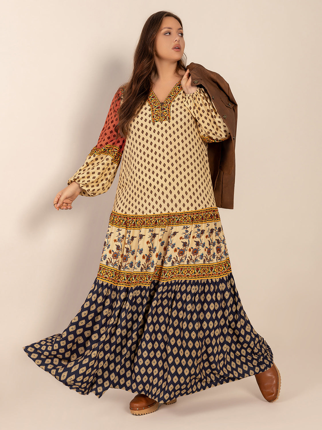 Bedrucktes Maxikleid mit V-Ausschnitt und langen Ärmeln in Übergröße