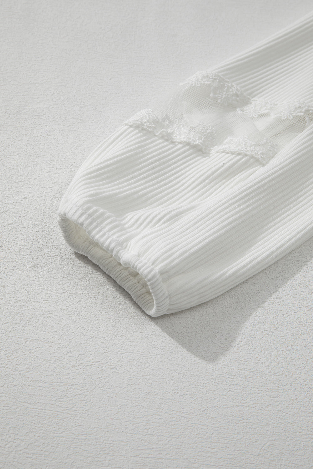 Geripptes Oberteil mit Spitzendetail und langen Ärmeln