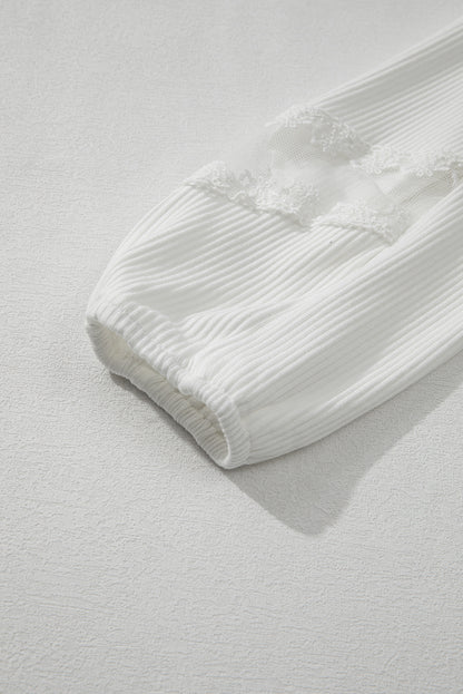 Geripptes Oberteil mit Spitzendetail und langen Ärmeln