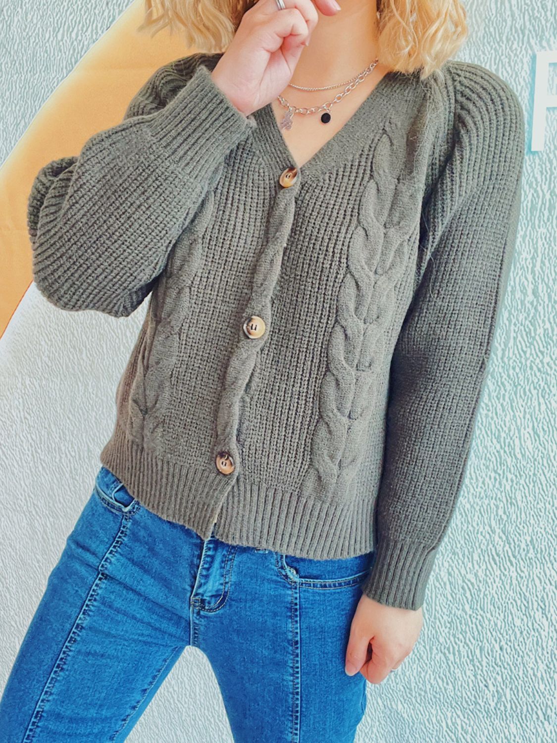 Strickjacke mit Zopfmuster und V-Ausschnitt sowie Knopfleiste und langen Ärmeln