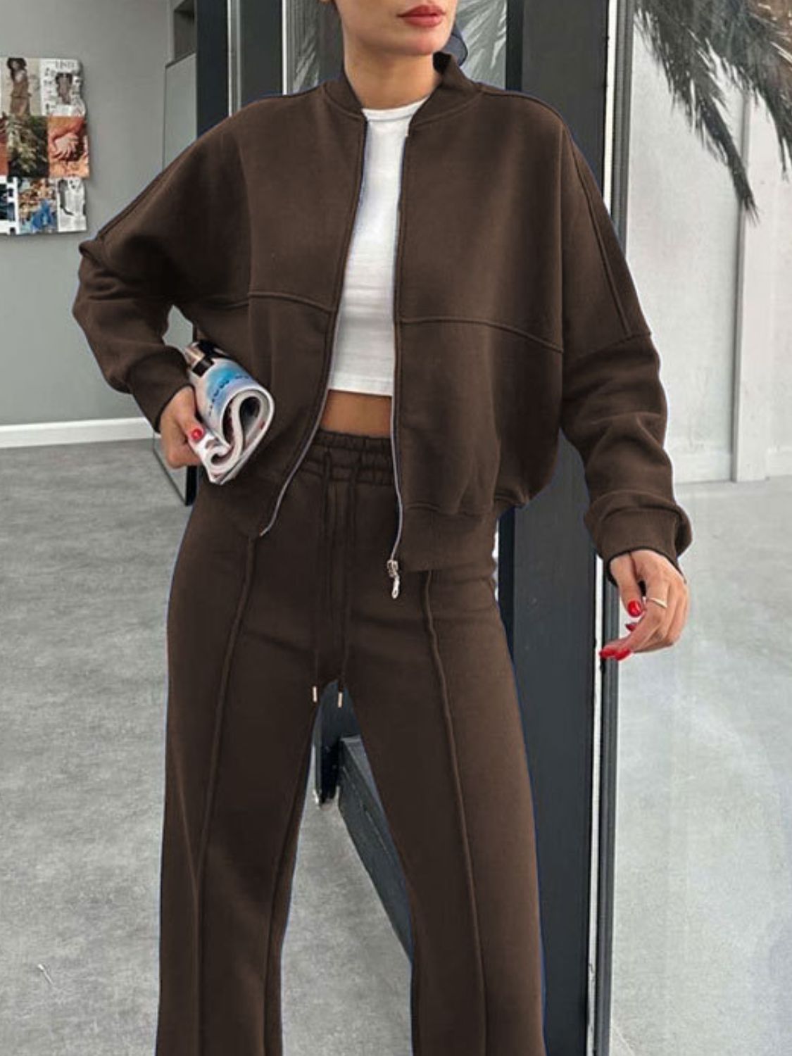 Set aus Oberbekleidung mit Baseballkragen und Reißverschluss und Hose mit Kordelzug