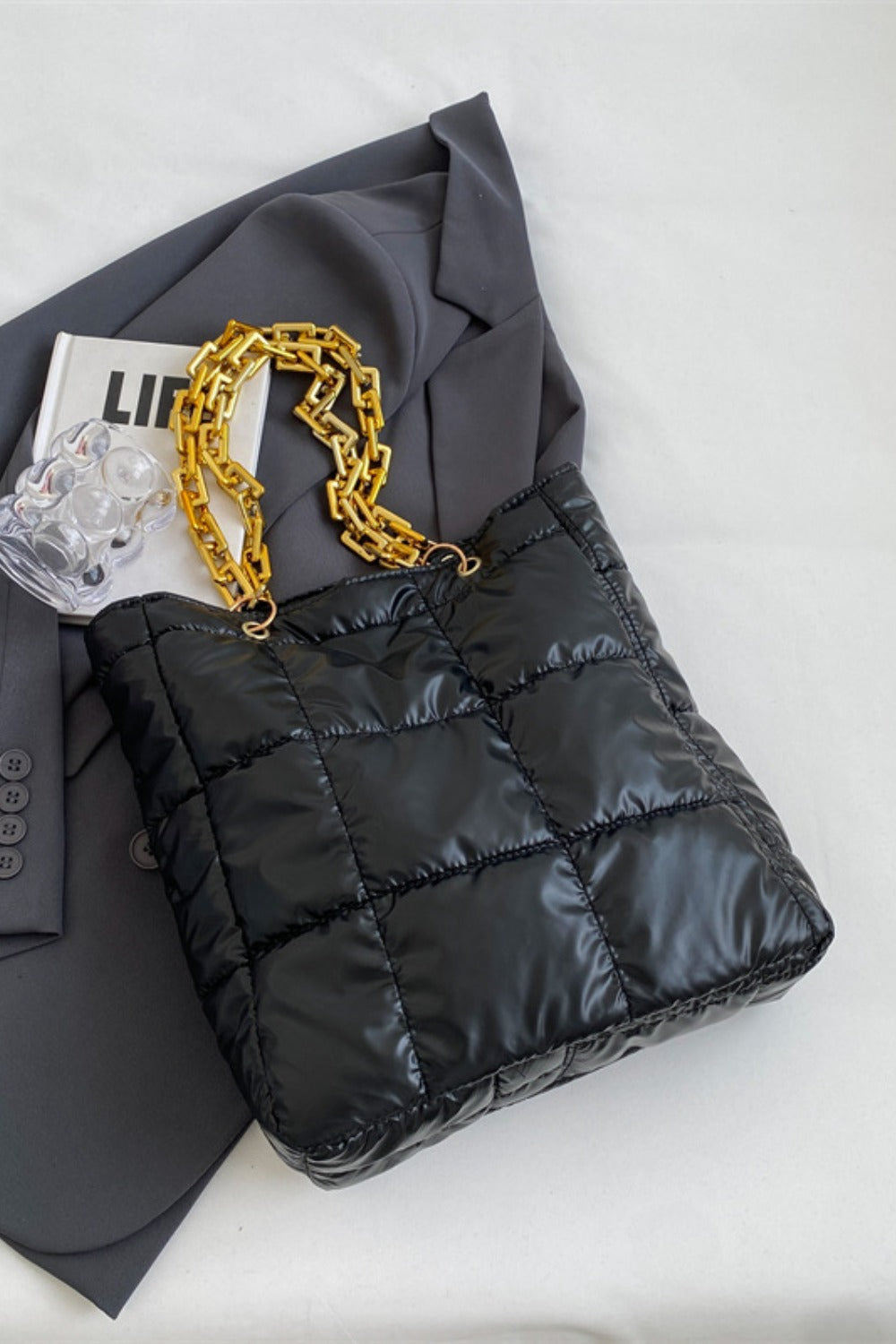 Handtasche mit Kettendetail und Blasenstruktur