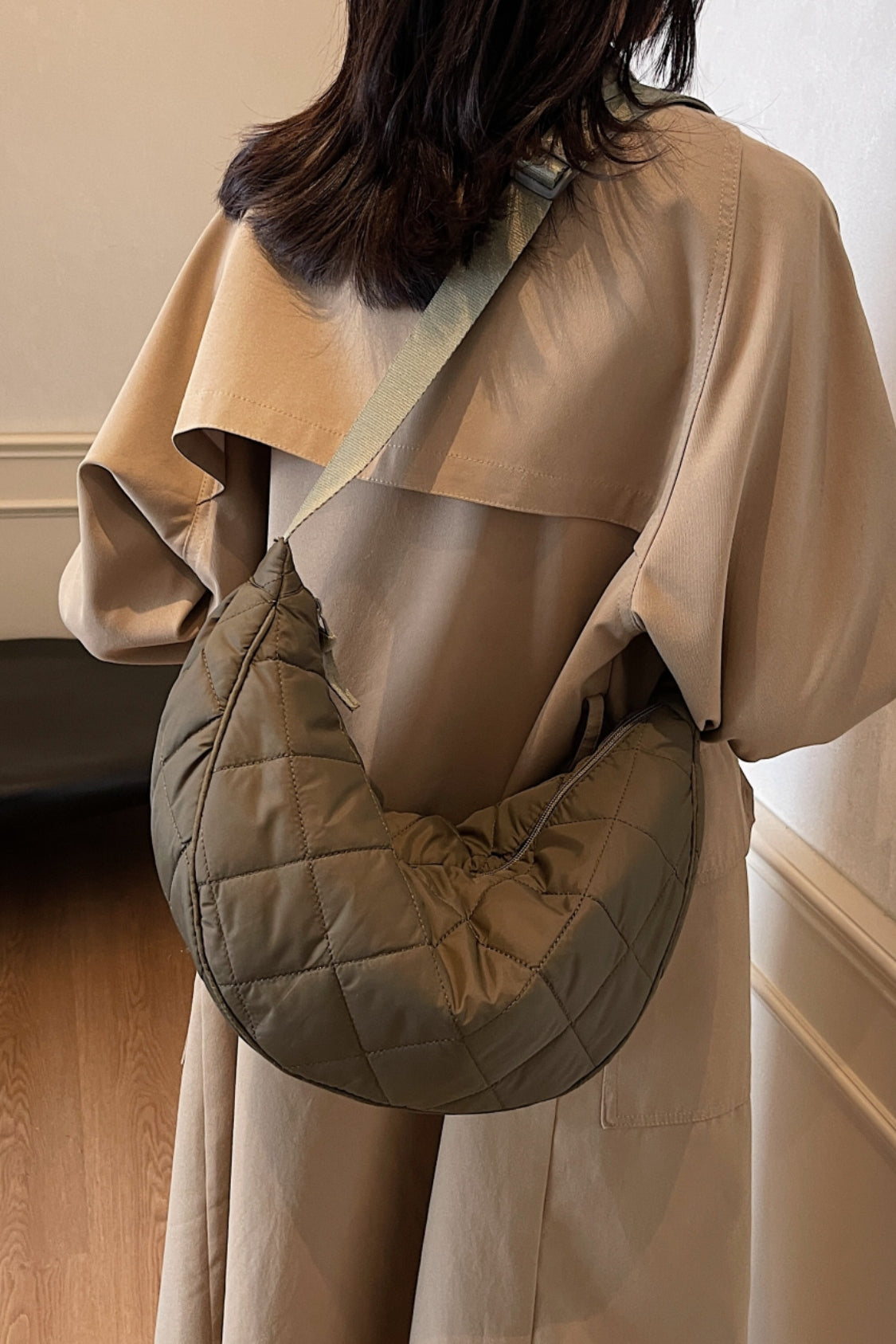 Umhängetasche mit Karomuster, gestepptem und verstellbarem Riemen