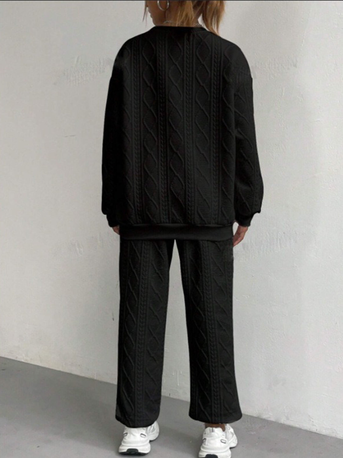 Strukturiertes Set aus Oberteil und Hose mit Rundhalsausschnitt