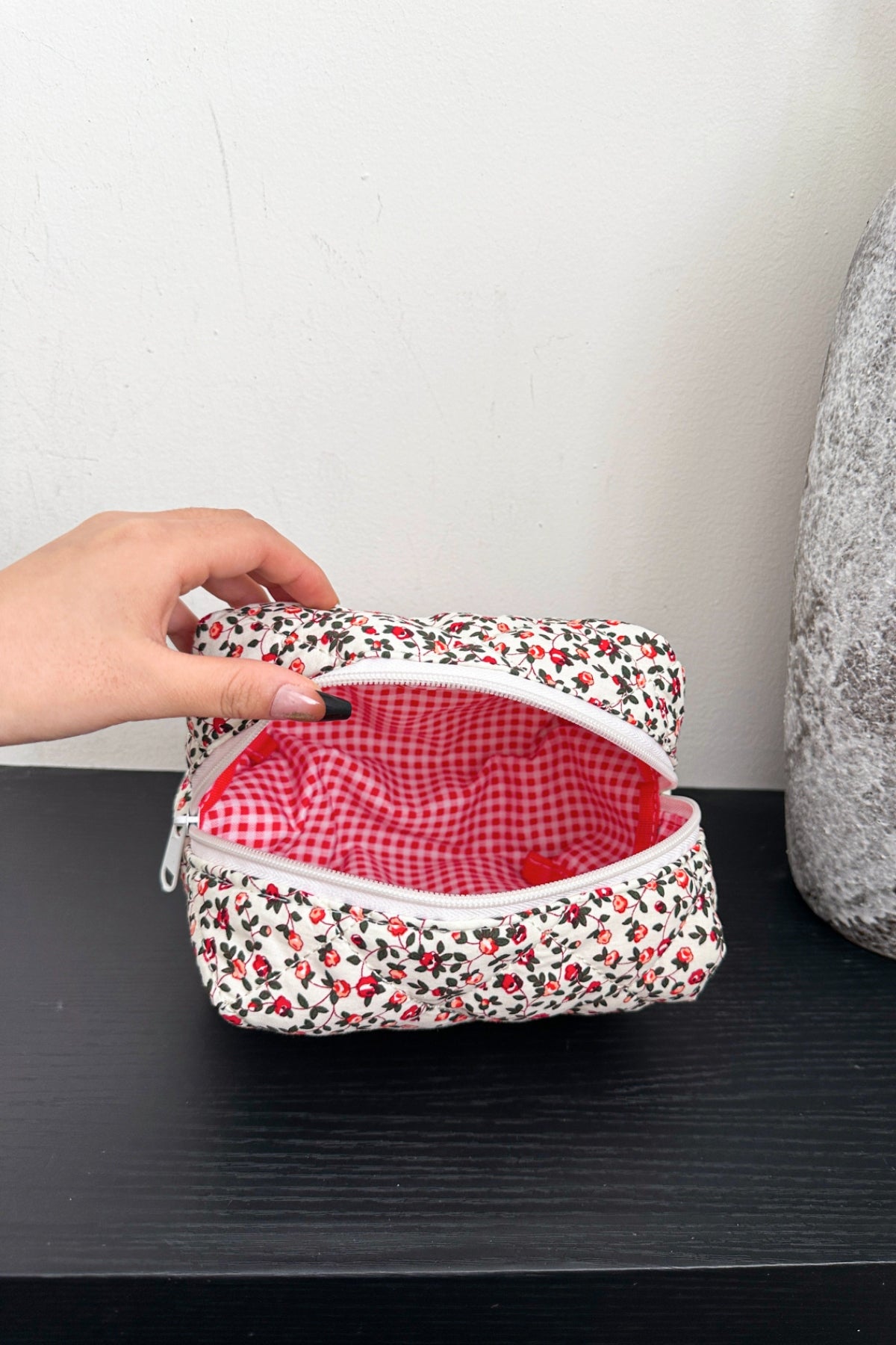 Clutch mit Blumenmuster und gestepptem Karofutter