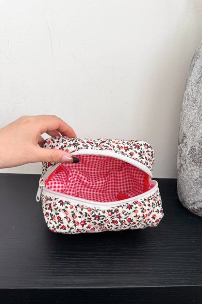 Clutch mit Blumenmuster und gestepptem Karofutter
