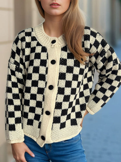 Karierte Strickjacke mit Rundhalsausschnitt und Knopfleiste