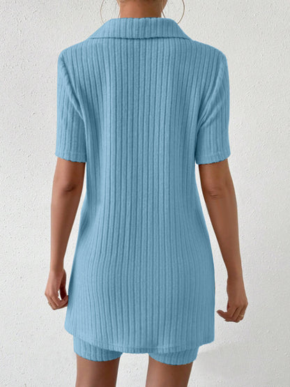 Set aus kurzärmligem Top und Shorts mit Johnny-Kragen